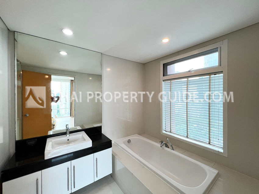 Condominium in Sukhumvit : FullerTon Condominium 