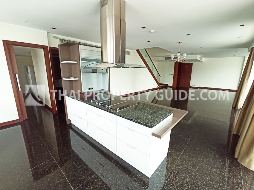 Condominium in Sukhumvit : Le Raffine 31 