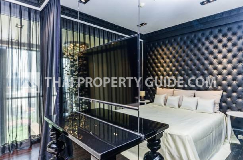 Condominium in Sukhumvit : The Emporio Place 
