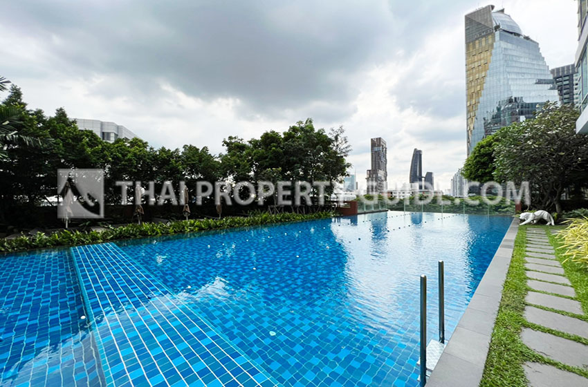 Condominium in Sukhumvit : FullerTon Condominium 