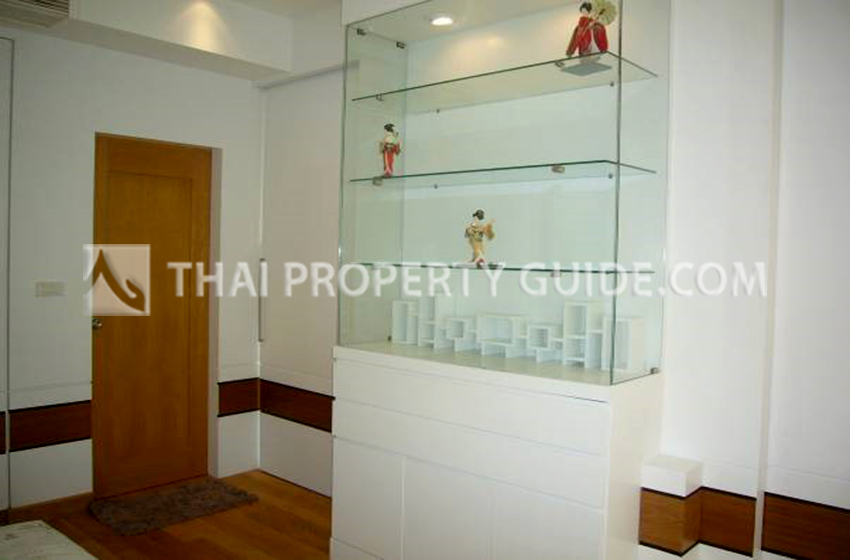 Condominium in Sukhumvit : The Emporio Place 