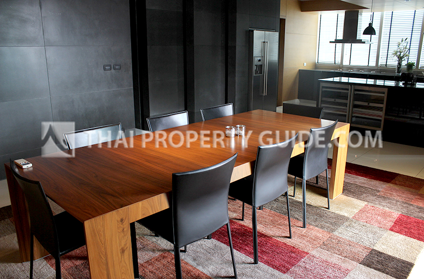 Condominium in Sukhumvit : Le Raffine 31 