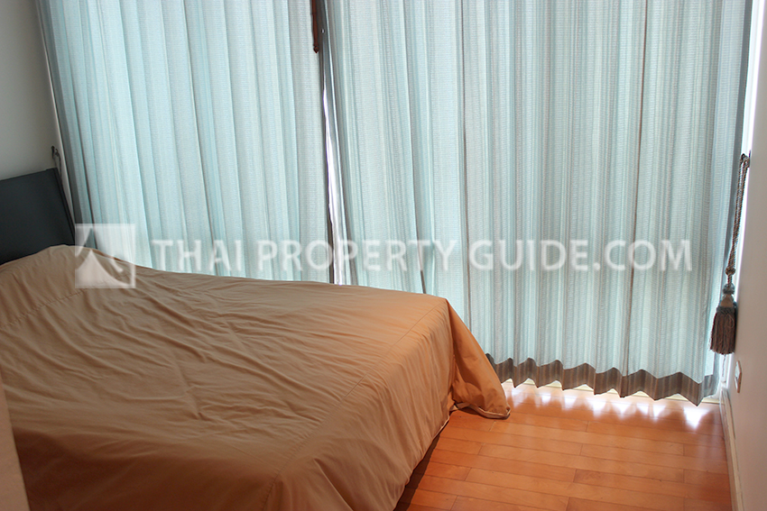 Condominium in Sukhumvit : FullerTon Condominium 
