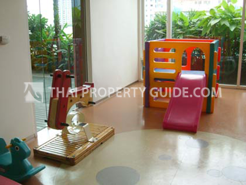 Condominium in Sukhumvit : FullerTon Condominium 