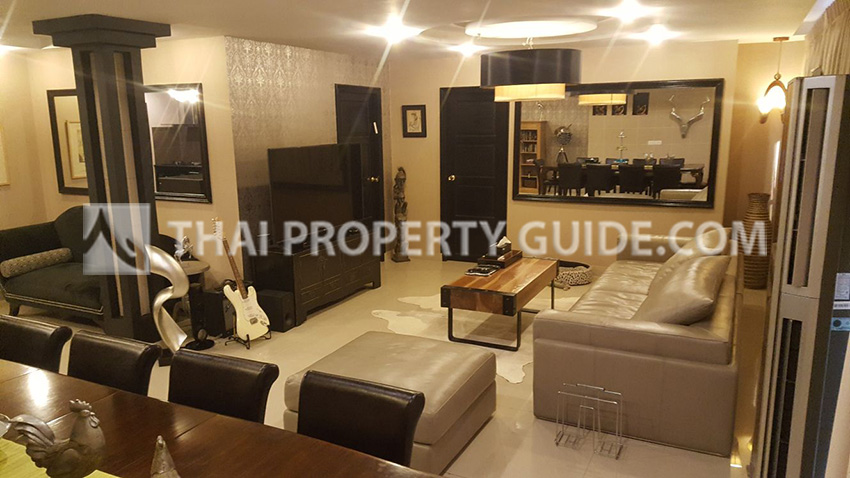 Condominium in Sukhumvit : The Emporio Place 