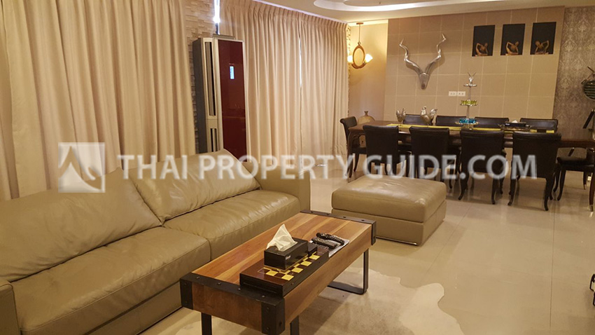 Condominium in Sukhumvit : The Emporio Place 
