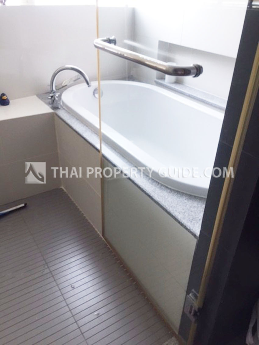 Condominium in Sukhumvit : Millennium Residence 