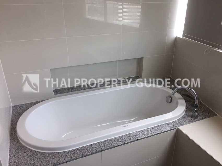 Condominium in Sukhumvit : Millennium Residence 