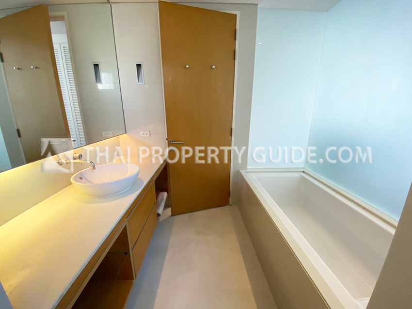 Condominium in Sukhumvit : Domus Condo Suk 16 