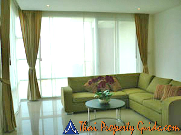 Condominium in Sukhumvit : FullerTon Condominium 