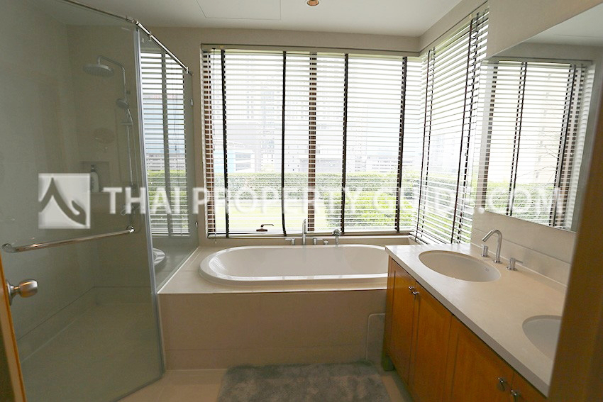 Condominium in Sukhumvit : The Emporio Place 