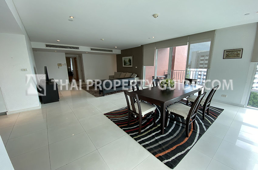 Condominium in Sukhumvit : FullerTon Condominium 