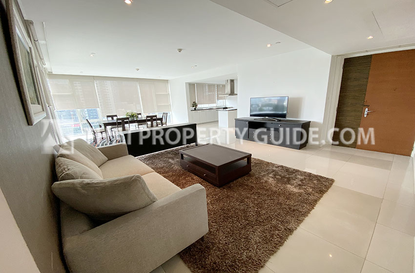 Condominium in Sukhumvit : FullerTon Condominium 