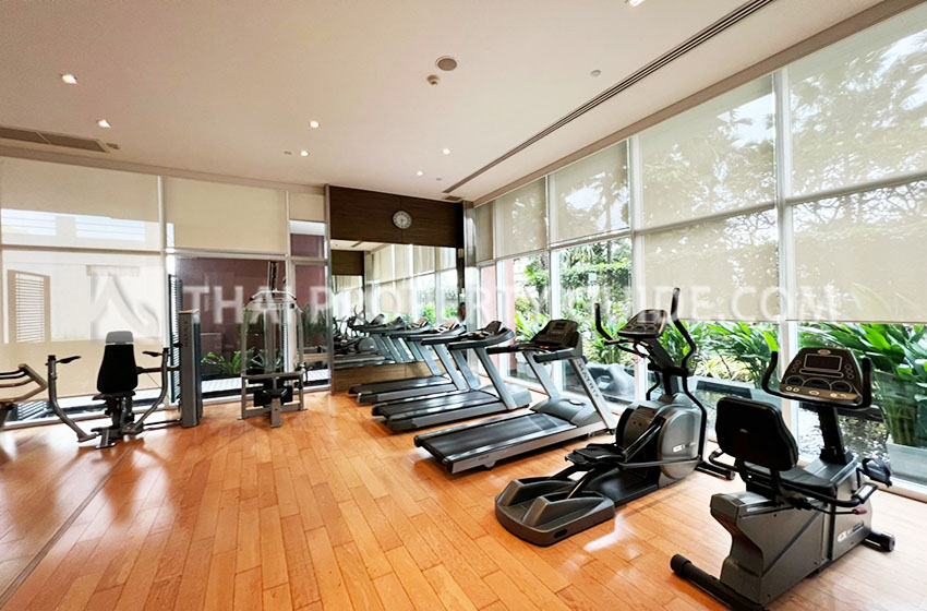 Condominium in Sukhumvit : FullerTon Condominium 