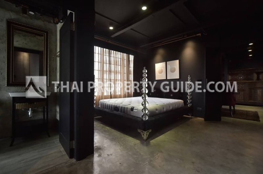 Condominium in Sukhumvit : The Emporio Place 