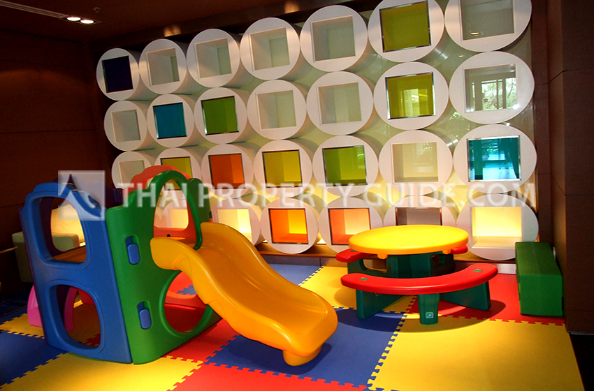 Condominium in Sukhumvit : The Emporio Place 