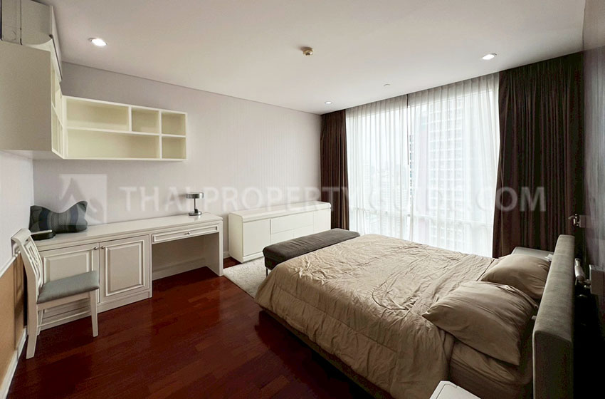 Condominium in Sukhumvit : FullerTon Condominium 