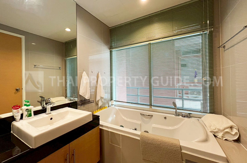 Condominium in Sukhumvit : FullerTon Condominium 
