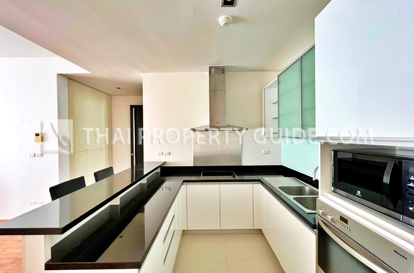 Condominium in Sukhumvit : Domus Condo Suk 16 