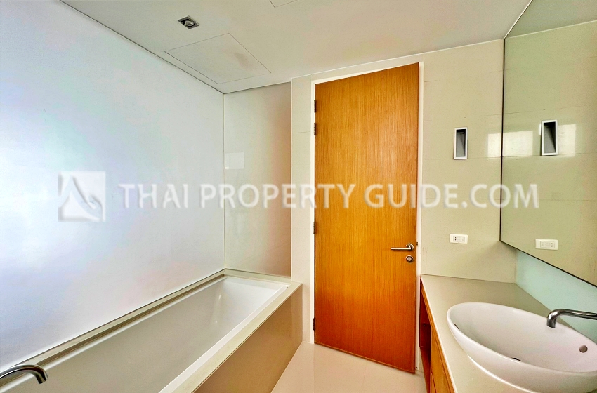 Condominium in Sukhumvit : Domus Condo Suk 16 