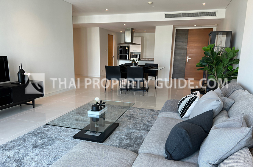 Condominium in Sukhumvit : FullerTon Condominium 