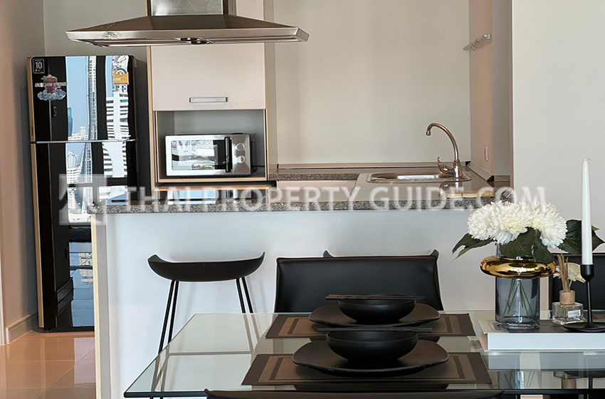 Condominium in Sukhumvit : FullerTon Condominium 