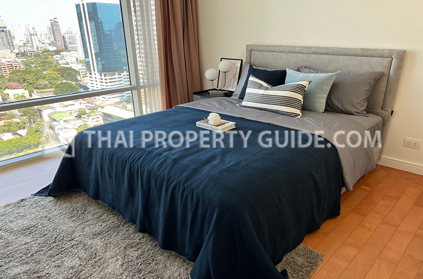 Condominium in Sukhumvit : FullerTon Condominium 
