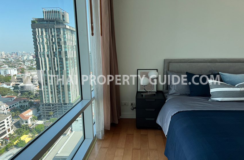 Condominium in Sukhumvit : FullerTon Condominium 