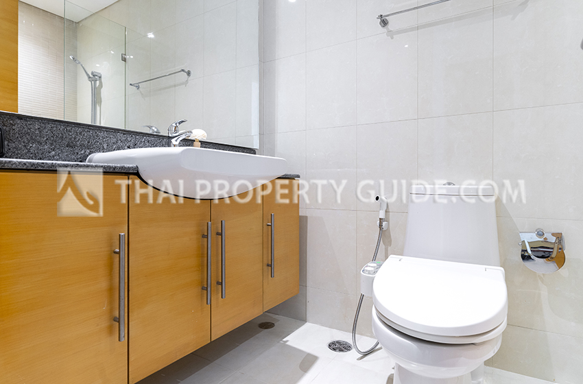 Condominium in Sukhumvit : FullerTon Condominium 