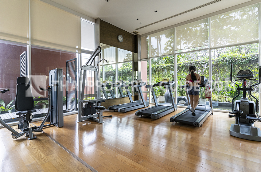 Condominium in Sukhumvit : FullerTon Condominium 
