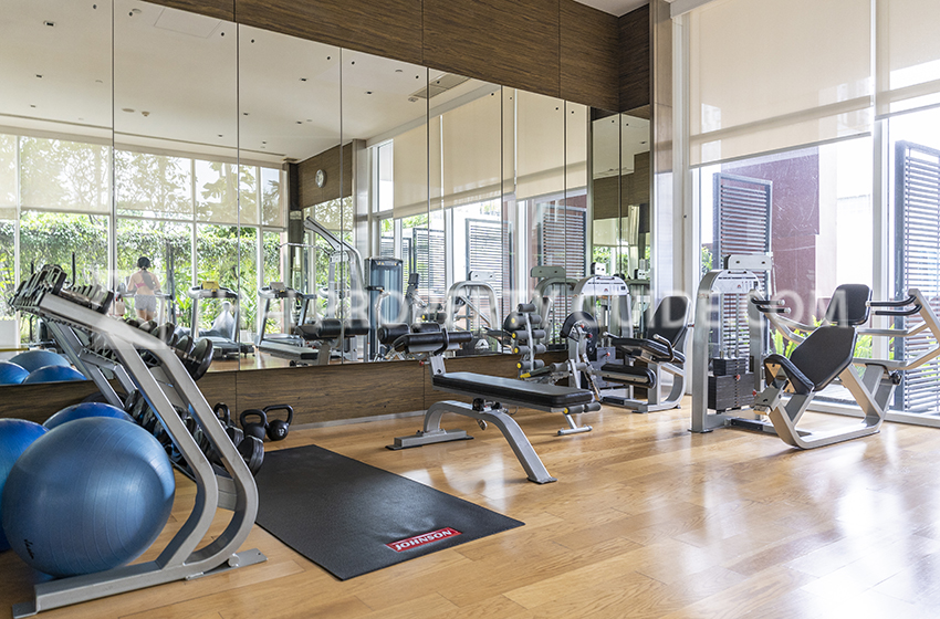 Condominium in Sukhumvit : FullerTon Condominium 