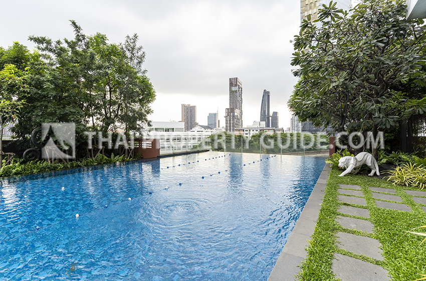 Condominium in Sukhumvit : FullerTon Condominium 