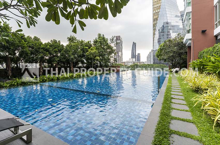 Condominium in Sukhumvit : FullerTon Condominium 