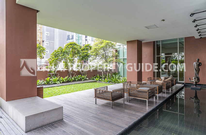 Condominium in Sukhumvit : FullerTon Condominium 