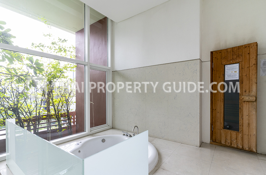 Condominium in Sukhumvit : FullerTon Condominium 