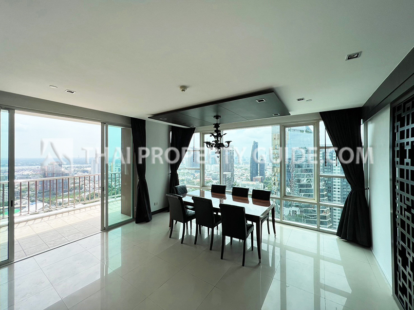 Condominium in Sukhumvit : FullerTon Condominium 