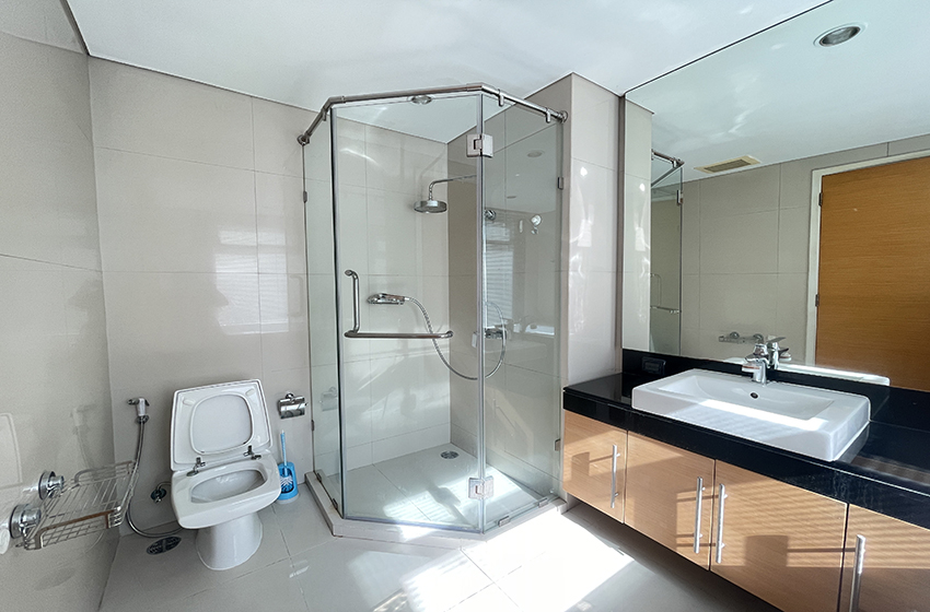 Condominium in Sukhumvit : FullerTon Condominium 