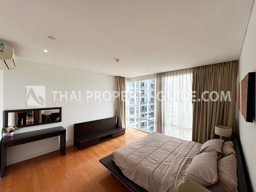 Condominium in Sukhumvit : FullerTon Condominium 