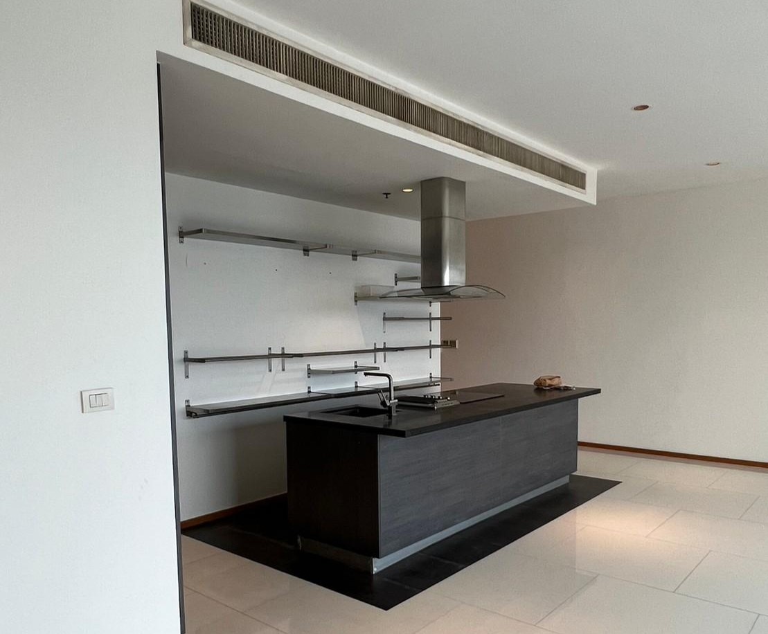 Condominium in Sukhumvit : The Emporio Place 