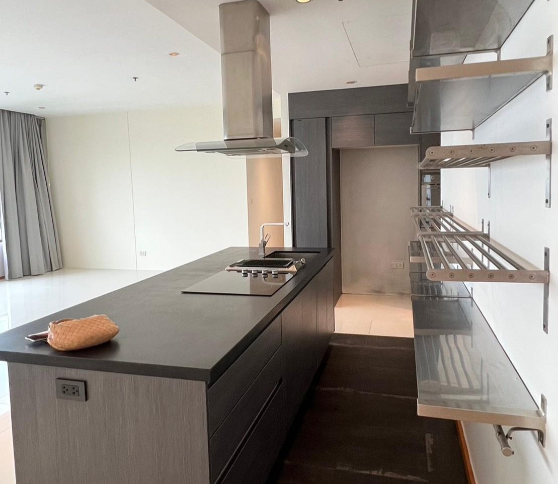 Condominium in Sukhumvit : The Emporio Place 