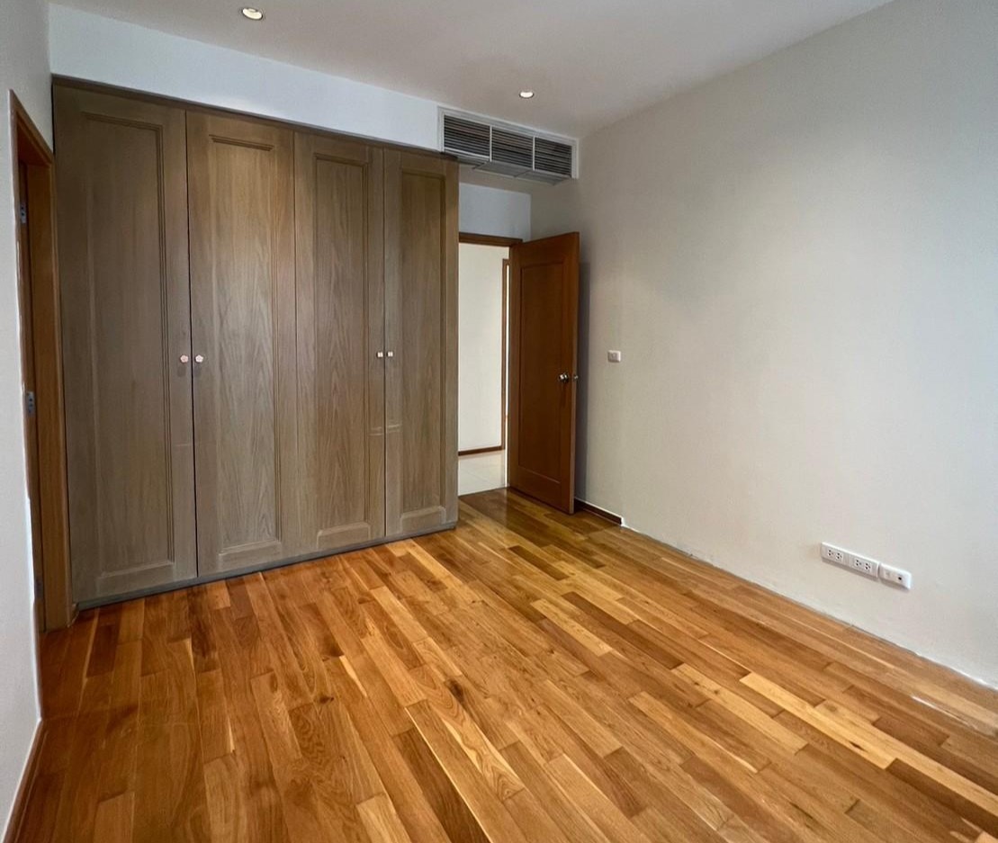 Condominium in Sukhumvit : The Emporio Place 