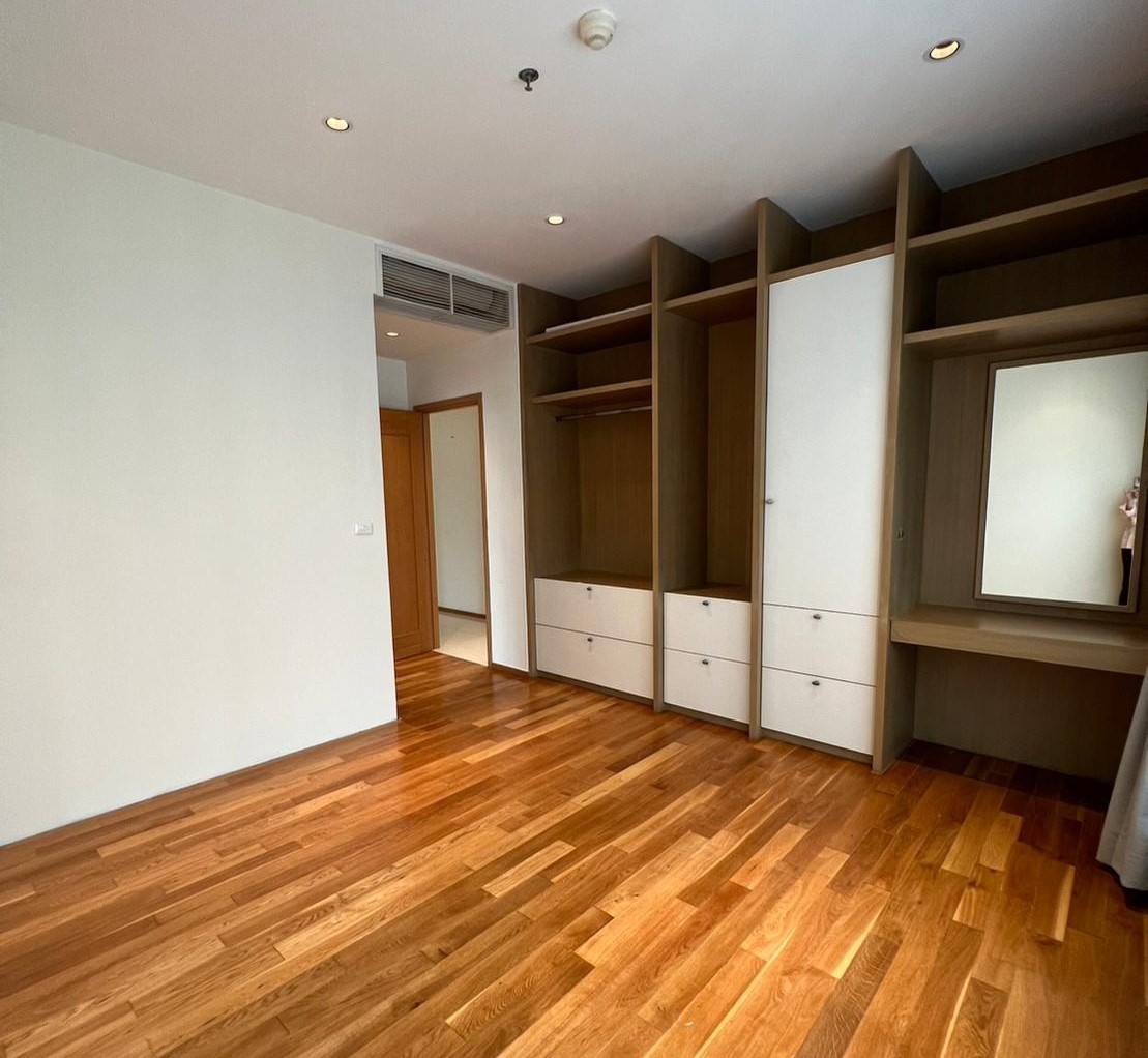 Condominium in Sukhumvit : The Emporio Place 