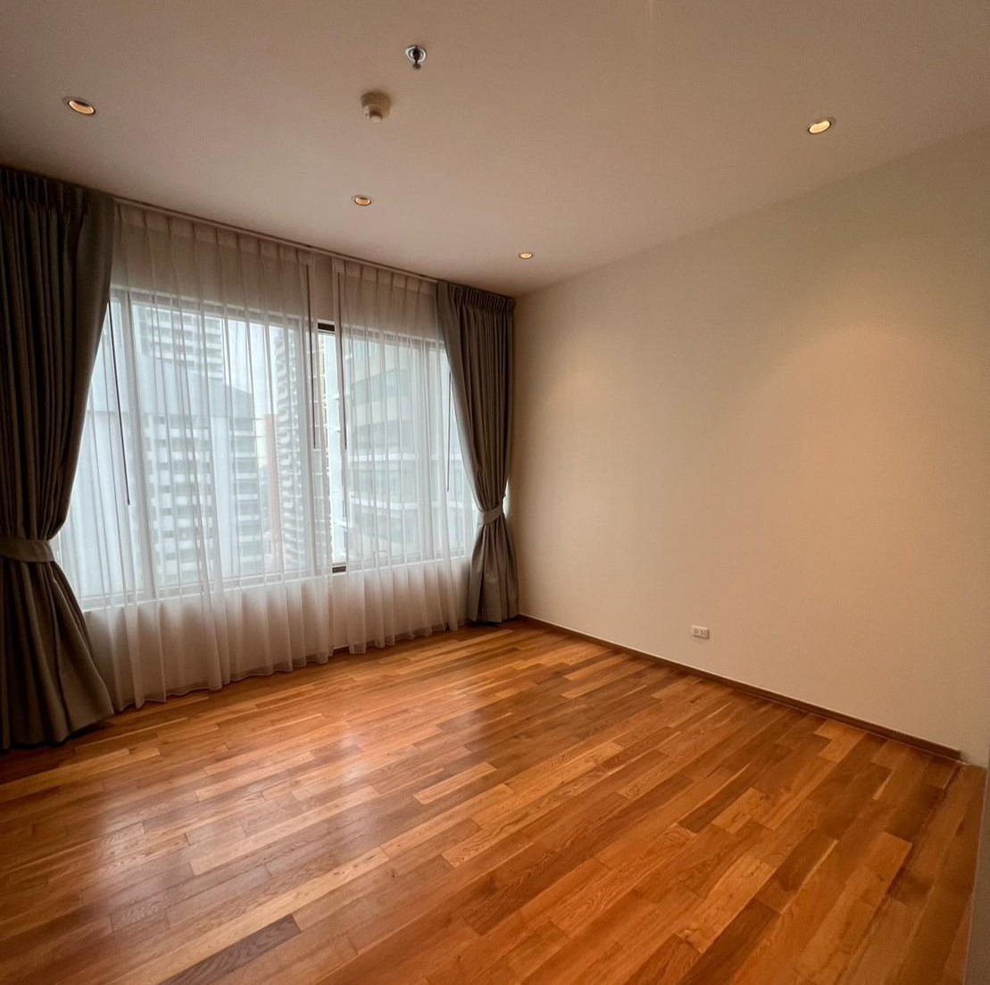 Condominium in Sukhumvit : The Emporio Place 