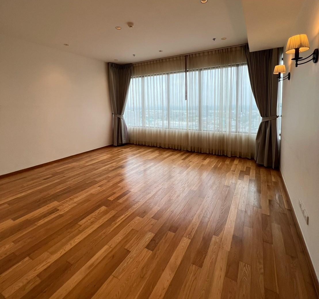 Condominium in Sukhumvit : The Emporio Place 