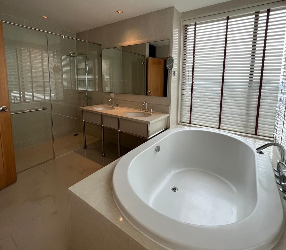 Condominium in Sukhumvit : The Emporio Place 