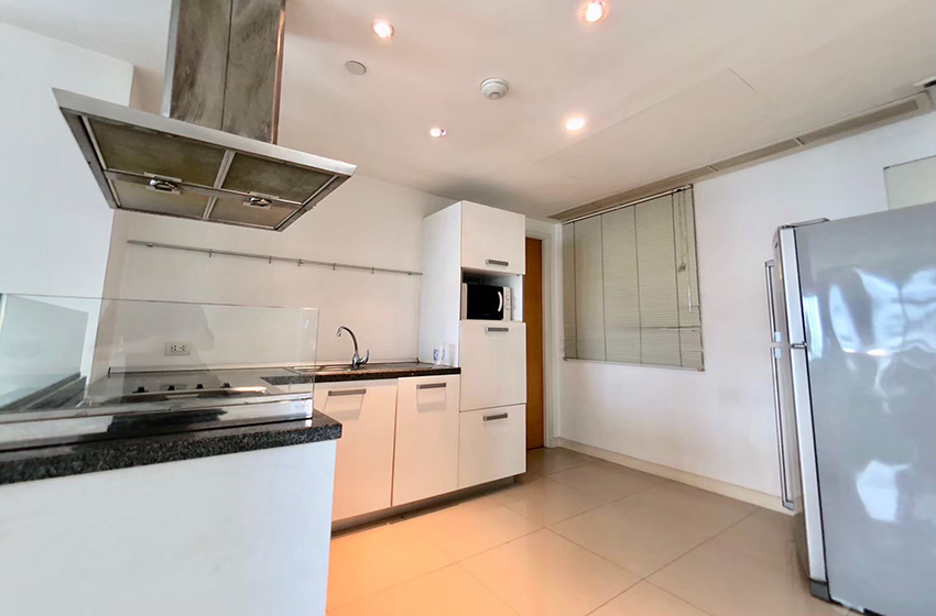 Condominium in Sukhumvit : FullerTon Condominium 