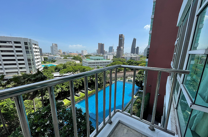Condominium in Sukhumvit : FullerTon Condominium 