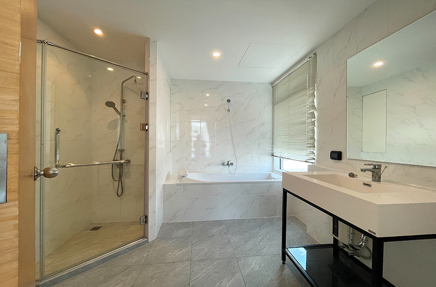 Condominium in Sukhumvit : FullerTon Condominium 