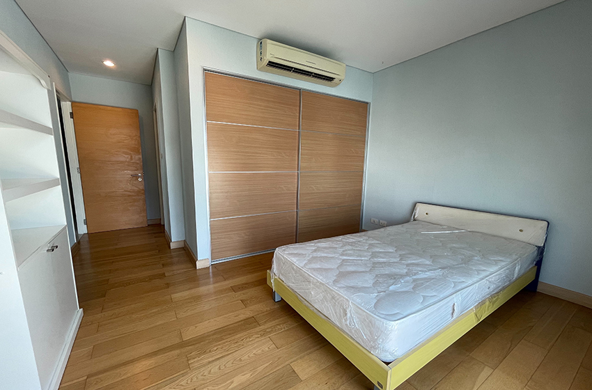 Condominium in Sukhumvit : FullerTon Condominium 