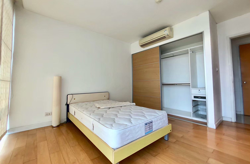 Condominium in Sukhumvit : FullerTon Condominium 